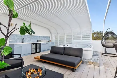 Stunning Rooftop Retreat with Private Jacuzzi on the Maroochy River