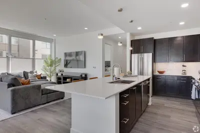 Fun & Fabulous, three bed apt!