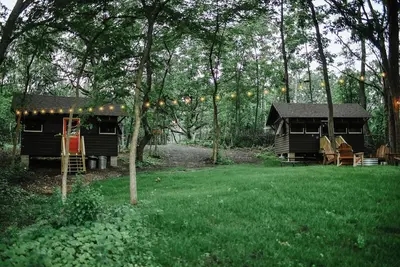 Image de Briar Patch - Double Antique Scout Cabins