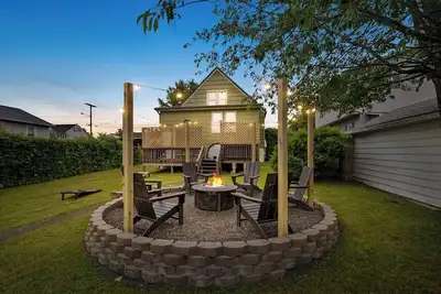 Image de Cozy Mid-Century Home / Hot Tub • Game Room • Sleeps 14