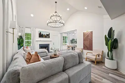 Image de 6bd/3ba Designer Oasis ~ Sleeps 14 ~ Atl Metro