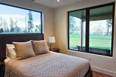 Image de Waterfront House on Lake Cowichan with paddleboards, kayaks, dock and beach area
