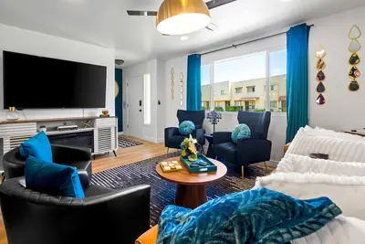 Image de Lux Stay - Hot Tub, Heated Pool, Mountain View, Walk to Old Town & Chef Kitchen!