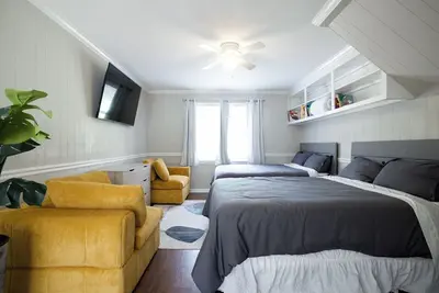 Image de Charming 4-bedroom house mins from town w/ Smart TVs in every room! Pet-friendly