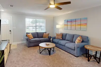 Image de Beautiful 3 bedroom home only 15 minutes from the beach! Convenient location to stores/restaurants.