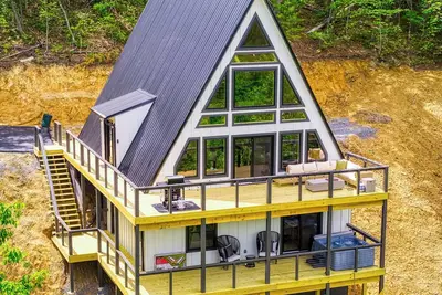 Image de Luxe A‑Frame w/ Views, Arcade, Theater, Hot tub and full window wall!