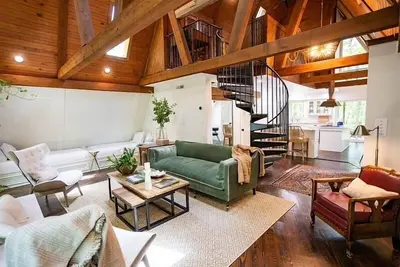 Image de Hart A-Frame ❤️ Treehouse Cottage in the Woods, 1. 6 Miles to Oxford Square!