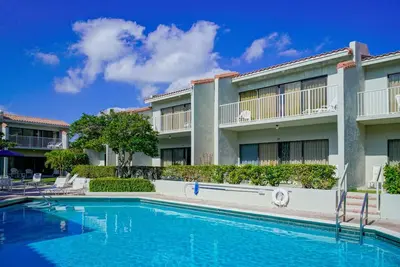 Image de Beachside Rental w/ Balcony & Pool