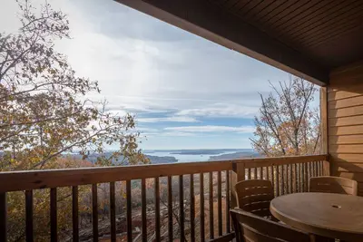 Image de 1br Top Floor Condo w/ Pool Access & Balcony
