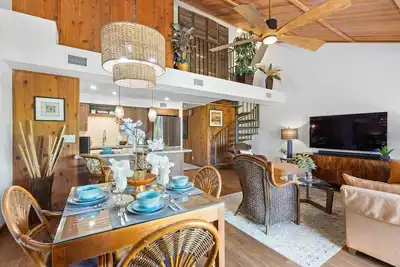 Image de New Listing! Open Condo with Warm Wood Accents