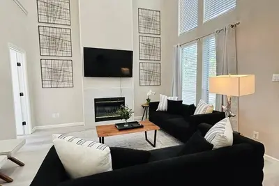 Image de Elegant and Spacious 5-Bedroom Haven at Danube Home