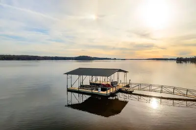 Image de Lakefront Home on Lake Hartwell with Private Dock and Pontoon Rental Available