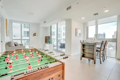 Image de Charming 1 Bedroom Condo with City View and Partial Bay View