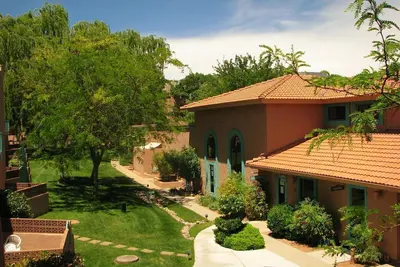 Image de 1br Loft | Pools + Hot Tub Access | Near Downtown