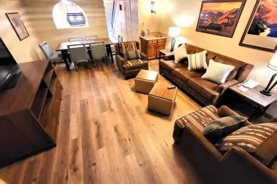 Image de 2br Loft w/ Balcony & Fireplace | Pools + Hot tub