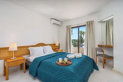 Image de HostWise - Sunny Flat with a Balcony and Pool