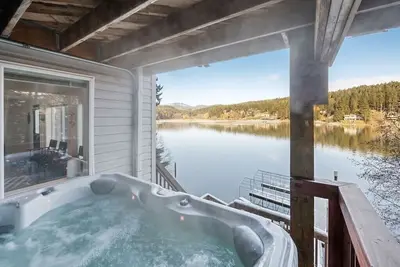 Image de The Boathouse Large Modern Renovated Waterfront Home with Decks and Docks