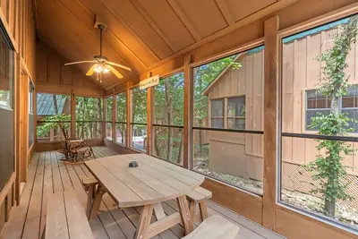 Image de Summer-Ready 2br Cabin | Pools + Prime Location + Dogs Welcome