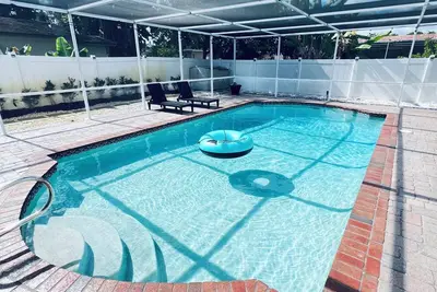Image de 3 bed 1 bath Stylish Family. Well kept Yard w. Pool. Near Park & Golf Course