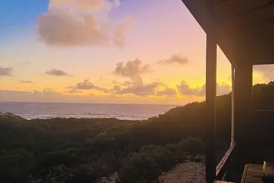 Image de Welcome to Admiral Cabin, a luxurious off-grid retreat on King Island, Tasmania.