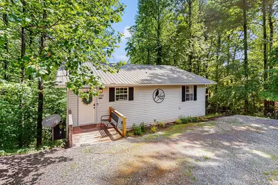 Image de Serene cabin with hot tub, fire pit, game room & fully equipped kitchen