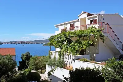 Image de Appartement de deux chambres avec le balcon et la vue sur le mer Baie Kalebova Luka, Rogoznica (A-20048-a)