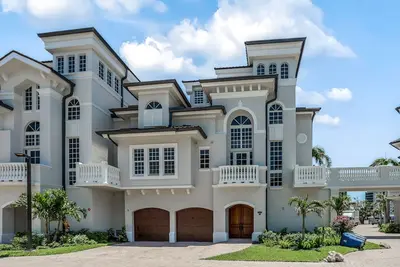 Image de Luxury home with private saltwater pool/spa, balconies and direct beach access