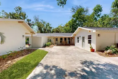 Image de A cozy and comfortable retreat centrally located with private backyard, Ac & Wd