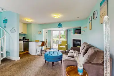 Stylish condo with well-equipped kitchen, pool, firepits, grill, & gas fireplace