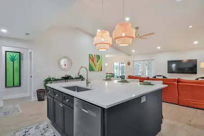 Image de New: Waterfront Oasis w/Heated Pool, Dock, Kayaks