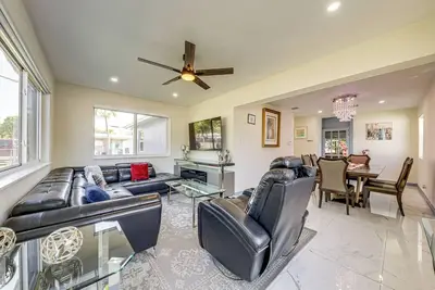 Image de 3 Mi to Hard Rock Stadium: Miami Home w/ Yard