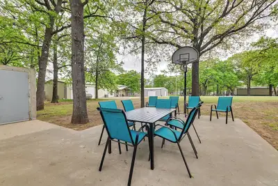 Image de 5 Blocks to Beach Access: Sanders Island Getaway!