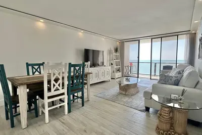 Image de 440 West Condo 1604s - Luxury Renovated and Waterfront