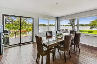 Image de Monthly and Seasonal Luxury Lakefront 5 bed 5. 5 bath Estate with Private Beach