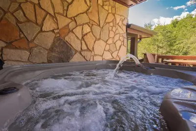 Image de RainbowValleyRetr: Hot Tub, Wifi, Games, Movie Room, Yard, Wooded View
