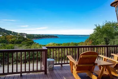 Image de Rivendell Skyline Retreat! Lake views and river tubing nearby!