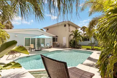 Image de 4-bedroom 4 bath pool home, 3 min walk to the beach.