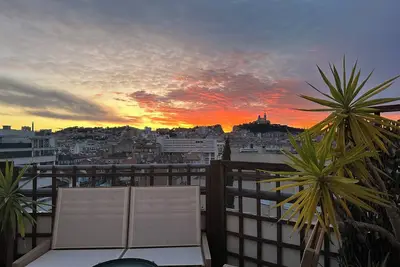 Image de Superbe rooftop, proche Cours Julien