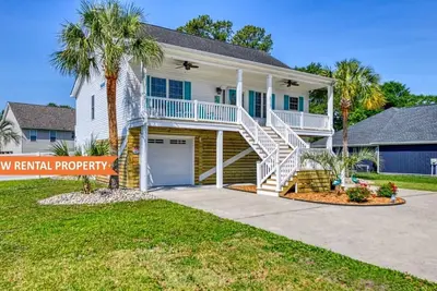 Image de Tranquil, Completely Renovated Three Bedroom Beach Home with a Private Pool!