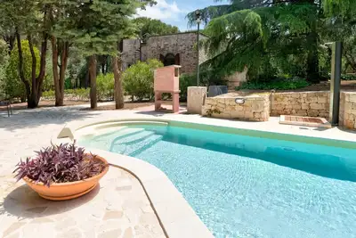 Villa traditionnelle avec piscine chauffée et parc