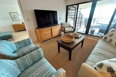 Image de Gulf-Front Luxury Awaits: Stunning Top-Floor Penthouse with Private Rooftop