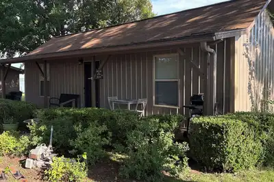 Image de Cozy water view cabin on Wolf Creek with dock access - perfect getaway spot!