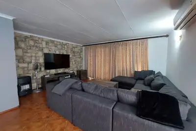 Image de \n2 Private Bedrooms in 3 Bedroom House – Comfortable & Convenient
