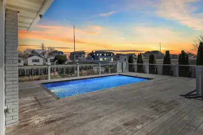 Image de 3-bedroom Hampton’s Waterfront home with heated pool and private beach