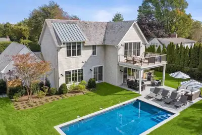 Image de Modern East Hampton Retreat with Heated Pool, Luxe Interiors, and. . .