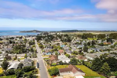 Image de Harborlight House Coastal Comfort with Filtered Ocean Views walk to Harbor