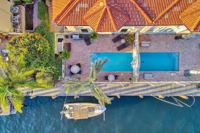 Image de Massive waterfront home with pool!
