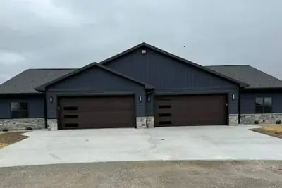Image de Eaa 2 brand new 4-bed 3 bath, condo will be ready for Eaa. Vehicle for rent too!