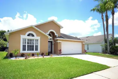Image de Newly updated home with south facing private pool deck, games room and themed bedrooms