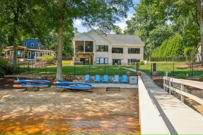 Image de Lakefront Luxury Retreat on Lake Norman – Private Dock & Sunset Views